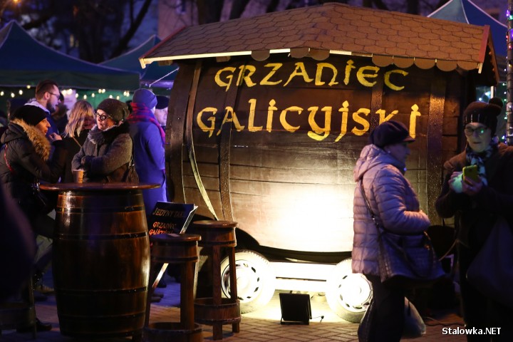 Mieszkańcy Stalowej Woli spotkali się na Miejskiej Wigilii i Jarmarku Bożonarodzeniowym. Zabłysły iluminacje, śpiewano kolędy. 