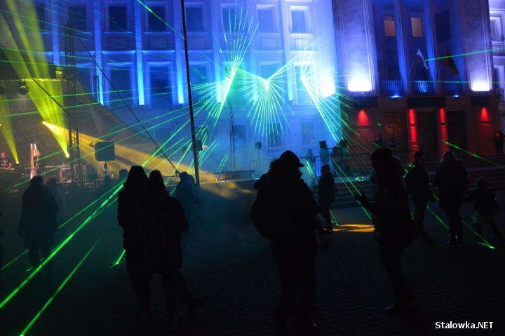 Po wspólnym odliczaniu przywitany został Nowy Rok pokazem laserowym. 