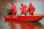 Od godzin porannych strażacy z Państwowej Straży Pożarnej oraz Ochotniczej Straży Pożarnej przeszukują na łodziach koryto rzeki San w Stalowej Woli.
