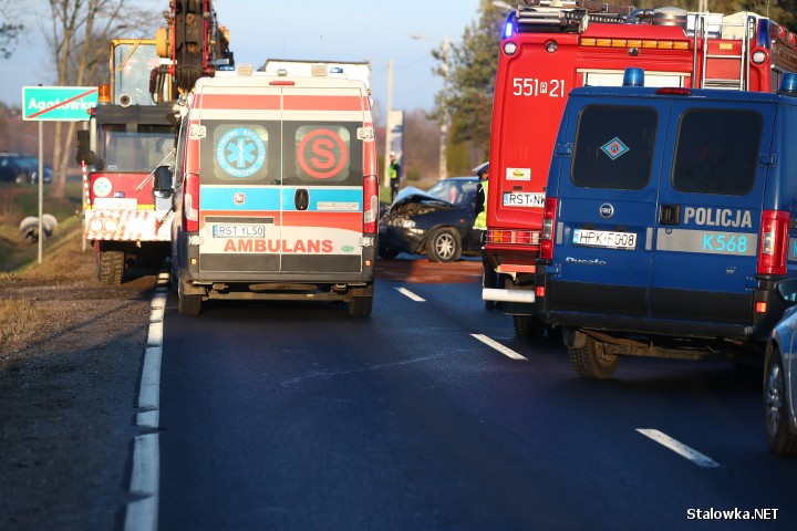 Do zderzenia dźwigu z samochodem osobowym pomiędzy miejscowościami Agatówka a Turbia. 