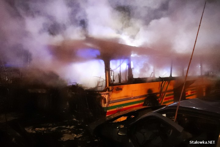 Na ulicy Ofiar Katynia w Stalowej Woli doszło do pożaru wraku autobusu.