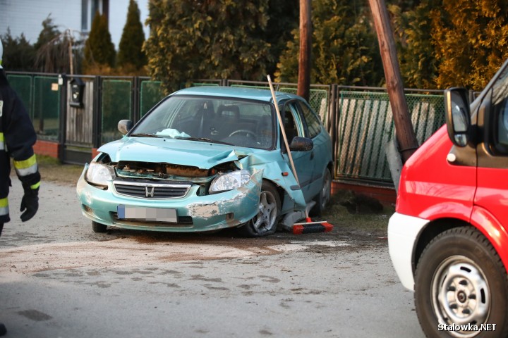 W Pysznicy auto uderzyło w słup telekomunikacyjny. Dwie osoby zostały ranne.
