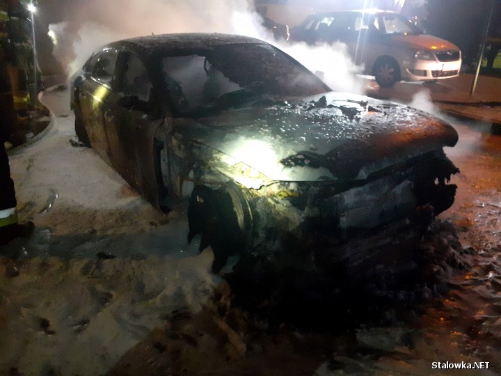 Na ulicy Okulickiego w Stalowej Woli, w nocy doszło do pożaru dwóch aut.