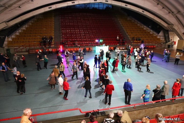 W hali Miejskiego Ośrodka Sportu i Rekreacji w Stalowej Woli zainaugurowano potańcówkę dla seniorów. Wydarzenie miało charakter bezpłatny.