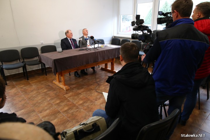 Konferencja prasowa w szpitalu w Stalowej Woli z udziałem dyrektora Edwarda Surmacza i starosty powiatowego Janusza Zarzecznego.