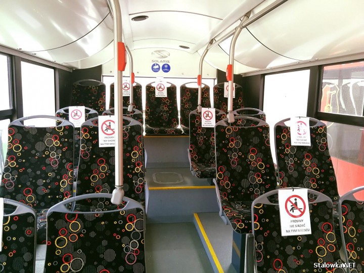 W autobusach miejskich pojawiły się specjalne oznaczenia, gdzie nie należy siadać.