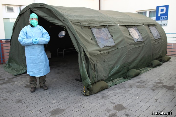 Przed głównym wejściem do Powiatowego Szpitala Specjalistycznego w Stalowej Woli stanął namiot polowy, rozłożony przez wojsko z Podkarpackiej Brygady Obrony Terytorialnej.