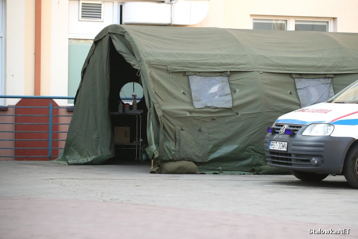 Przed głównym wejściem do Powiatowego Szpitala Specjalistycznego w Stalowej Woli stanął namiot polowy, rozłożony przez wojsko z Podkarpackiej Brygady Obrony Terytorialnej.