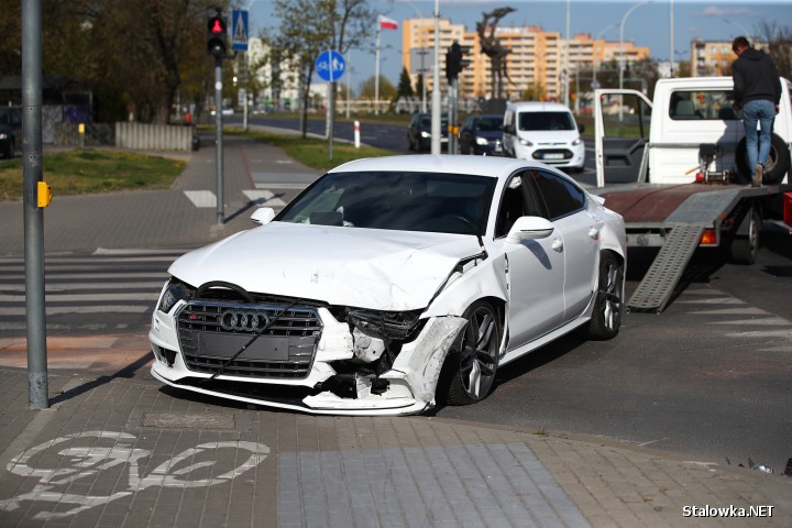 Do zderzenia dwóch pojazdów doszło na skrzyżowaniu ulic Wojska Polskiego z Komisji Edukacji Narodowej w Stalowej Woli.