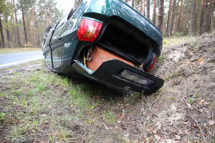 Na drodze Stalowa Wola - Tarnobrzeg, doszło do dachowania samochodu, którym podróżowało dwóch mężczyzn.