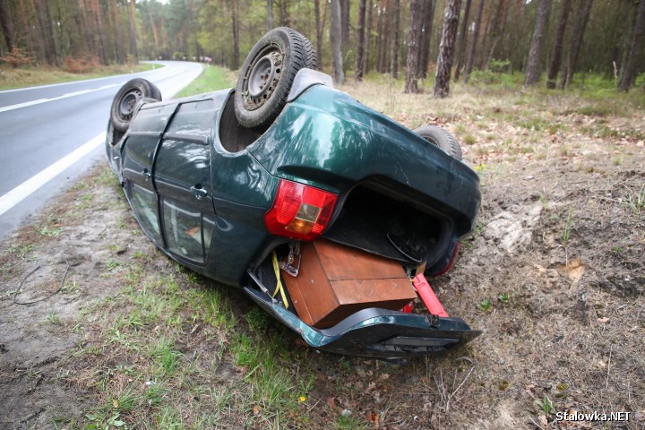 Na drodze Stalowa Wola - Tarnobrzeg, doszło do dachowania samochodu, którym podróżowało dwóch mężczyzn.