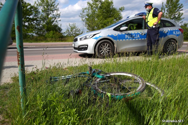 Policjanci przeczesując teren znaleźli w trawie rower mający ślady krwi.