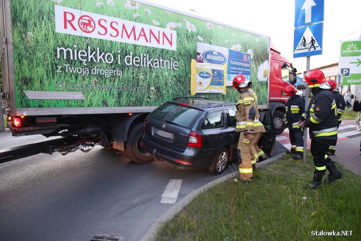 Na Alejach Jana Pawła II w Stalowej Woli doszło do kolizji samochodu ciężarowego z osobowym. Nikt nie ucierpiał.