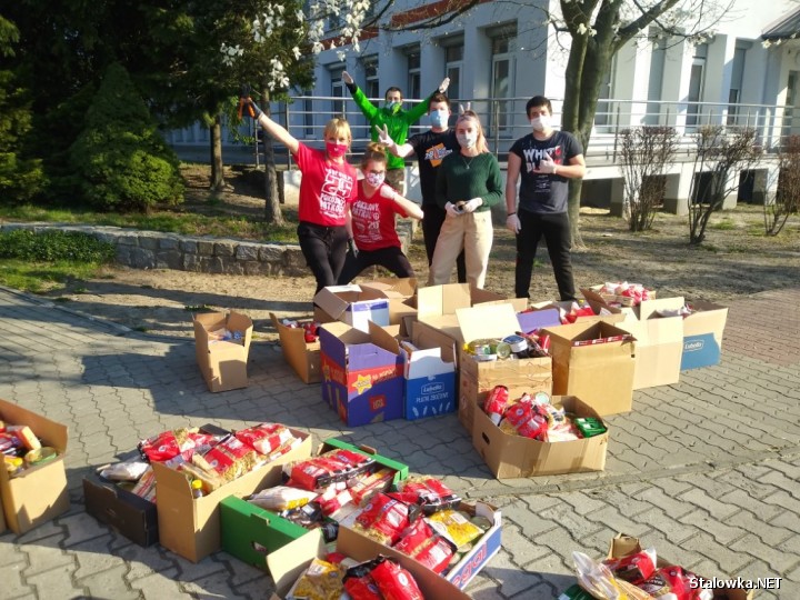 Przez 7 tygodni 18 wolontariuszy przygotowało 1199 paczek z żywnością o łącznej wadze 25 350 kg. Poświęcili temu 466 godzin pracy.