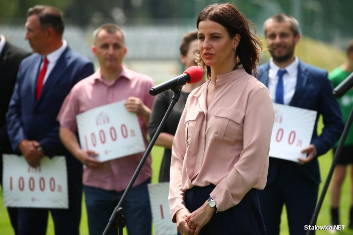 Minister Sportu Danuta Dmowska-Andrzejuk na obiektach Podkarpackiego Centrum Piłki Nożnej w Stalowej Woli.