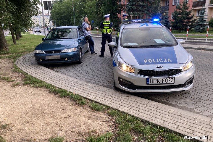 Na ulicy Poniatowskiego w Stalowej Woli doszło do kolizji, gdzie jeden z uczestników wsiadł do auta i odjechał, bez porozumienia z drugim kierowcą, nie czekając na policję.