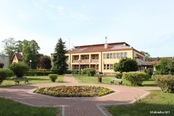 W poniedziałek w Radomyślu zamknięto urząd gminy, ośrodek pomocy społecznej oraz środowiskowy dom samopomocy. 