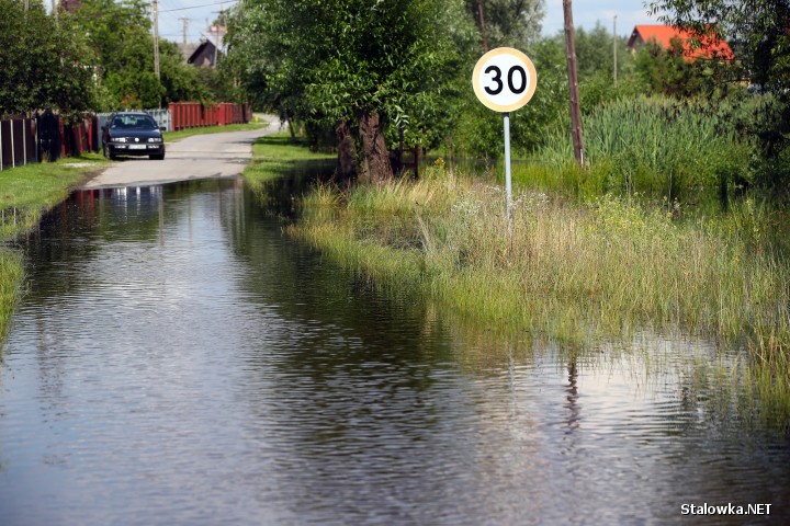 Zanim woda z zalanych terenów zejdzie, mieszkańcy mają problem aby dostać się do swoich domów, drogi, mosty, boiska.