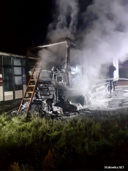 Auta spłonęły na ulicy Ofiar Katynia w Stalowej Woli na terenie zajezdni autobusowej.