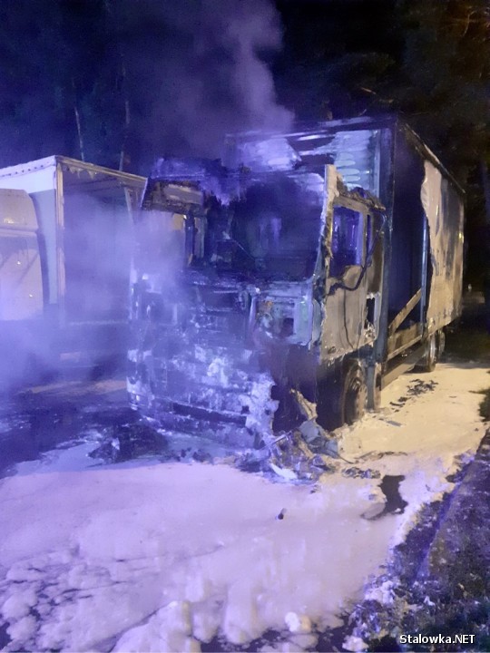 Auta spłonęły na ulicy Ofiar Katynia w Stalowej Woli na terenie zajezdni autobusowej.