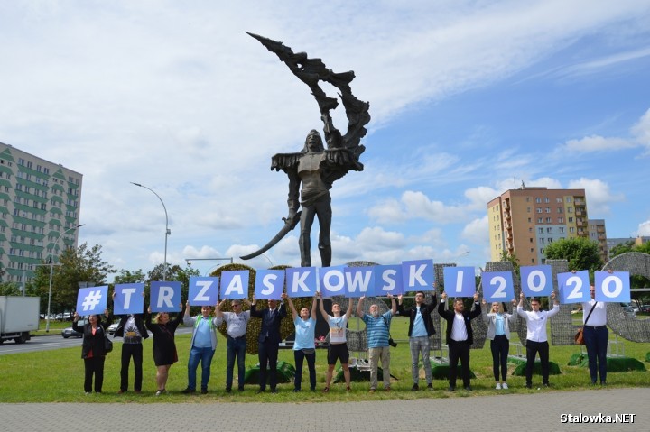 Sztab stalowowolski prowadził aktywną kampanię: zbierał podpisy, wieszał bannery, rozdawał ulotki, prasę promującą kandydata, rozmawiał z mieszkańcami.