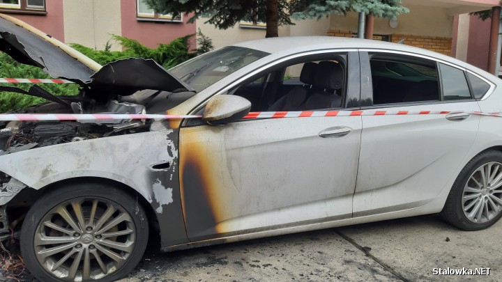 Na ulicy Poniatowskiego doszło do podpalenia auta. W sumie uszkodzeniu uległy dwa pojazdy.