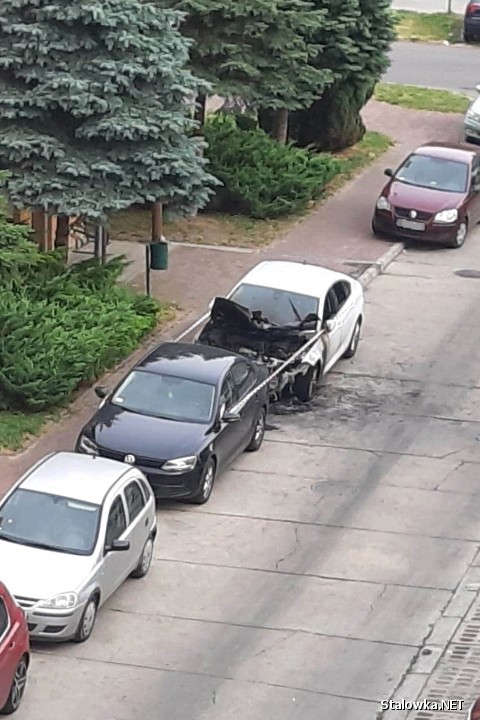 Na ulicy Poniatowskiego doszło do podpalenia auta. W sumie uszkodzeniu uległy dwa pojazdy.