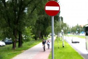 Na ścieżkach rowerowych wzdłuż Drogi Krajowej nr 77 ustawiono znaki zakazu wjazdu. - Nie bardzo rozumiem jaki był zamysł zarządcy. I tak tego nikt nie przestrzega - twierdzi nasz rozmówca.