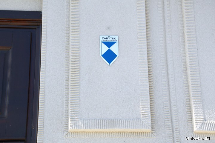 W symbol ochrony dóbr kultury - Błękitną Tarczę został właśnie wyposażony portal wejściowy do budynku Miejskiego Domu Kultury.