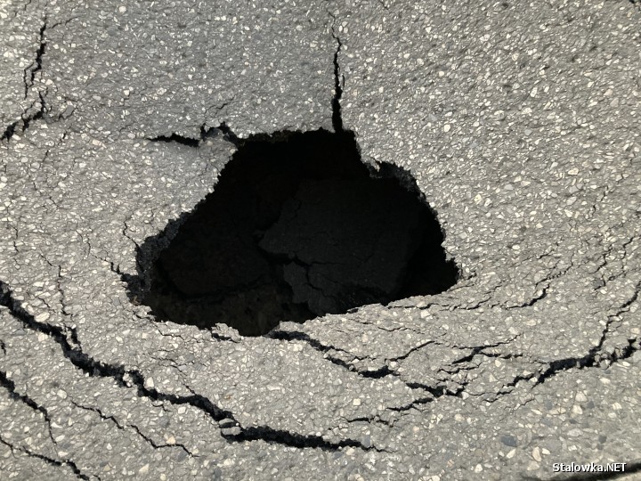 Przed wieżowcem na ulicy Komisji Edukacji Narodowej 5 w Stalowej Woli zrobiła się dziura.