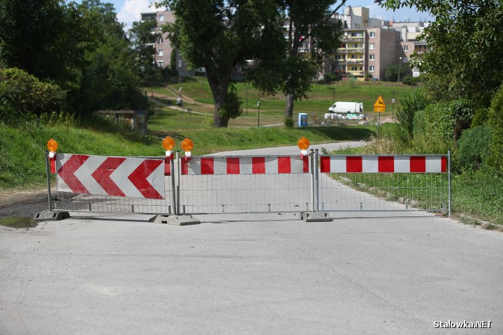 Ulica Działkowa: zerwano asfalt, drogę zablokowano, wyznaczono objazd prowadzący wzdłuż VIVO! 