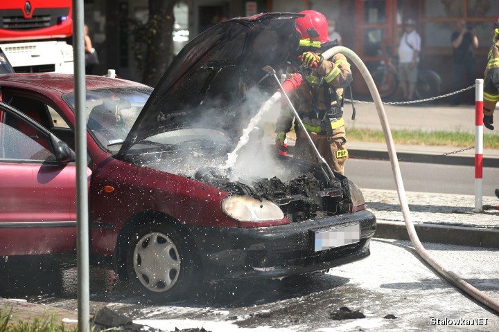 Na ulicy Poniatowskiego w Stalowej Woli doszło do pożaru samochodu.