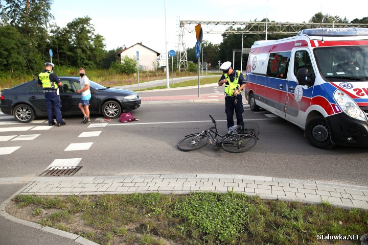 Na rondzie na ulicy Energetyków w Stalowej Woli w ciągu Drogi Krajowej nr 77 doszło do potrącenia rowerzystki.