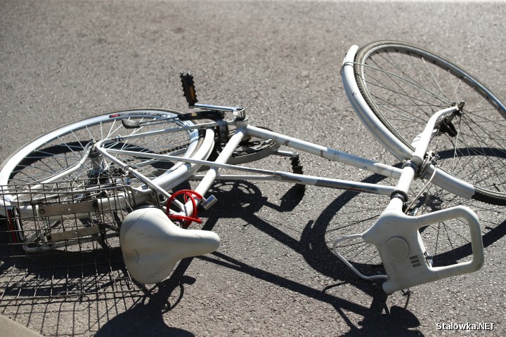 W wypadku poszkodowany rowerzysta doznał urazu głowy.