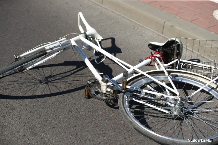 W wypadku poszkodowany rowerzysta doznał urazu głowy.