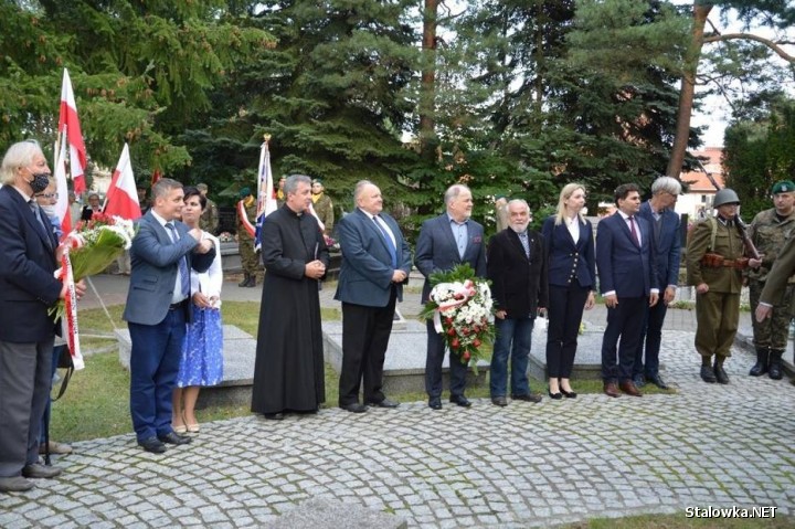 Zebrani udali się na Cmentarz Komunalny w Stalowej Woli, by wysłuchać uroczystego apelu i oddać hołd Bohaterom tamtych lat poprzez złożenie kwiatów pod Pomnikiem Katyńskim.