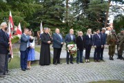 Zebrani udali się na Cmentarz Komunalny w Stalowej Woli, by wysłuchać uroczystego apelu i oddać hołd Bohaterom tamtych lat poprzez złożenie kwiatów pod Pomnikiem Katyńskim.