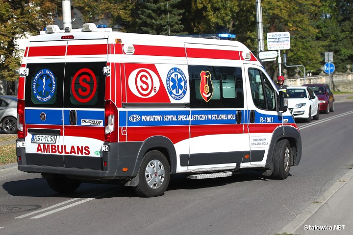 64-letni rowerzysta z poważnymi obrażeniami trafił do szpital w Stalowej Woli. 