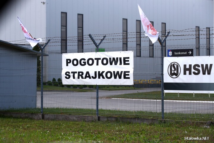 Na ogrodzeniu jednego z zakładów zbrojeniowych w Stalowowolskiej Strefie Gospodarczej zawisł banner i flagi, na znak pogotowia strajkowego.