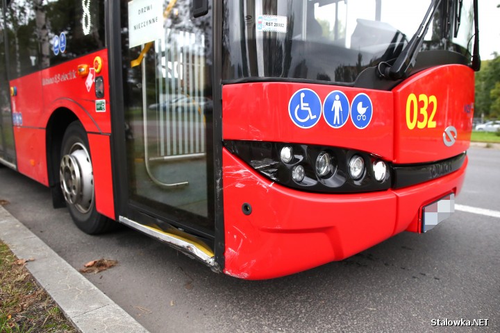 Na skrzyżowaniu Al. Jana Pawła II z ul. Komisji Edukacji Narodowej doszło do kolizji z udziałem elektrycznego autobusu miejskiego.