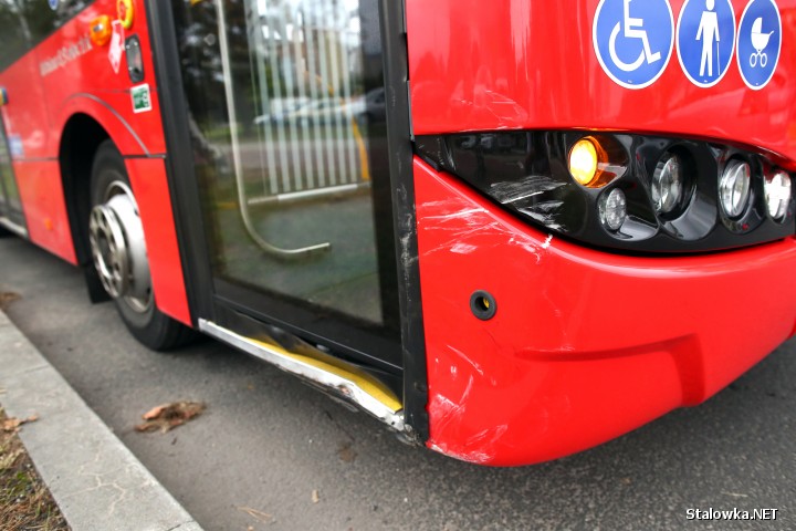 Na skrzyżowaniu Al. Jana Pawła II z ul. Komisji Edukacji Narodowej doszło do kolizji z udziałem elektrycznego autobusu miejskiego.