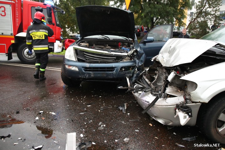 Na ulicy Poniatowskiego zderzyły się czołowo dwa pojazdy.