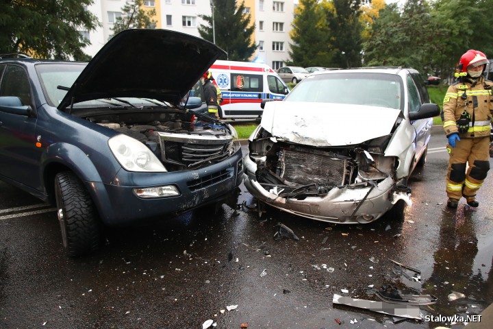 Na ulicy Poniatowskiego zderzyły się czołowo dwa pojazdy.