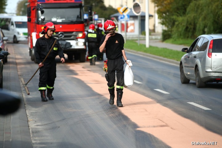 W działaniach strażacy zużyli 260 kilogramów sorbentu. Do jego zabrania zużyto zamiatarkę MZK.