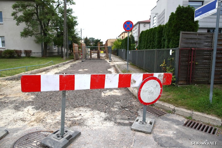 Pod koniec września rozpoczął się remont na ulicy Krzywej w Stalowej Woli. Kierowcy, którzy do tej pory skracali sobie drogę, zjeżdżając z Mickiewicza, będą musieli zawracać.