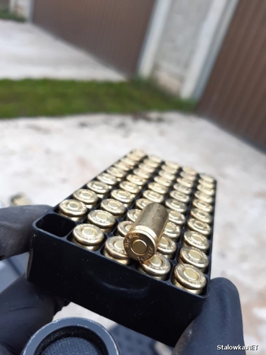 Funkcjonariusze ujawnili 74 sztuki nielegalnie posiadanej broni krótkiej i długiej różnego kalibru, z których część była przystosowana do oddawania strzału z amunicji ostrej.