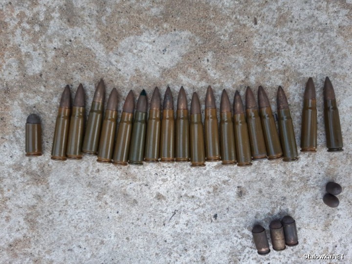Funkcjonariusze ujawnili 74 sztuki nielegalnie posiadanej broni krótkiej i długiej różnego kalibru, z których część była przystosowana do oddawania strzału z amunicji ostrej.