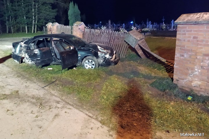 W miejscowości Antoniów samochód osobowy, którym jechało 6 osób wjechał w ogrodzenie cmentarza.