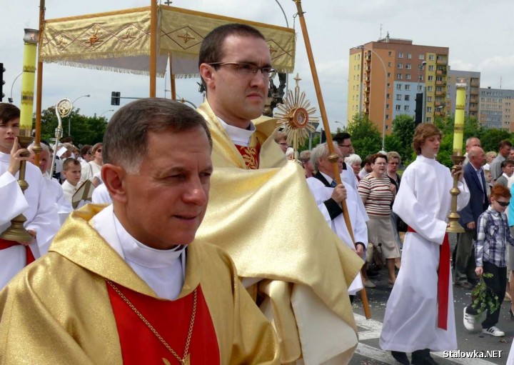 Rok 2013, arcybiskup Mieczysław Mokrzycki w procesji Bożego Ciała przy niesionej relikwii Jana Pawła II.