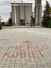 Przed Bazyliką Konkatedralną, przy wejściu, na chodniku sprayem napisano piekło kobiet oraz pedofile. Interweniowały tam służby porządkowe.